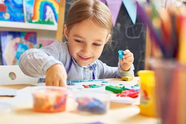 Bonne petite fille à l'école de développement