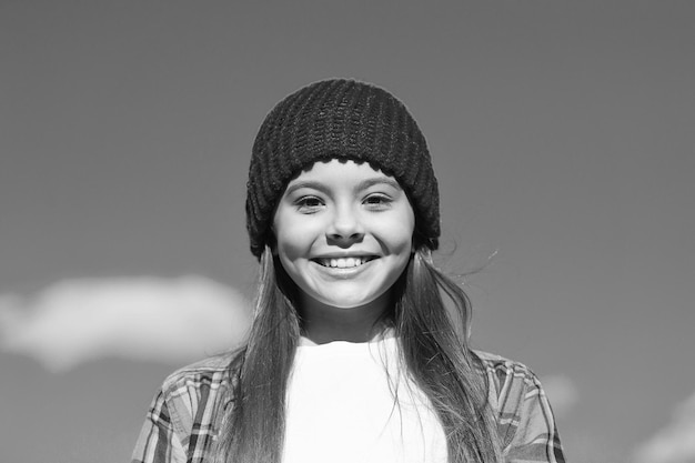 Bonne petite fille enfant porter un chapeau rose sur les cheveux longs dans un style de mode décontracté souriant sur l'enfance de ciel bleu ensoleillé