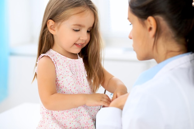 Bonne petite fille à l'examen de santé au cabinet du médecin