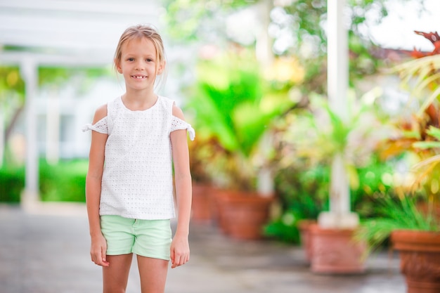 Bonne petite fille à l'extérieur en été