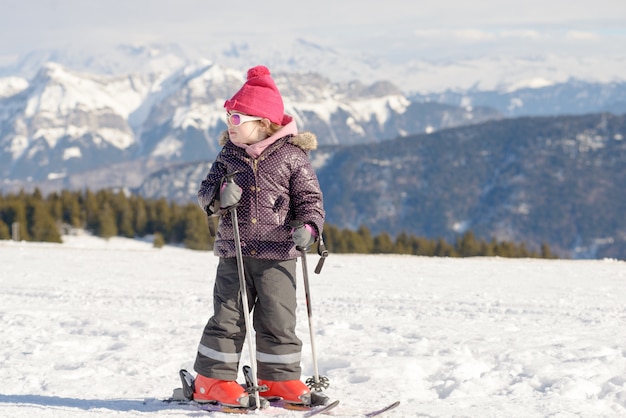 Bonne petite fille faisant du ski alpin