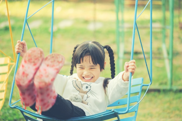 Bonne petite fille jouant dans le parc