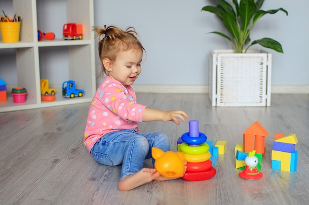 Bonne Petite Fille Jouant Avec Des Jouets à La Maison, à La Maternelle Ou à La Crèche. Développement De L'enfant.