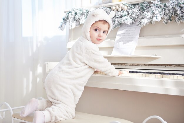 Bonne petite fille joue du piano le jour de Noël