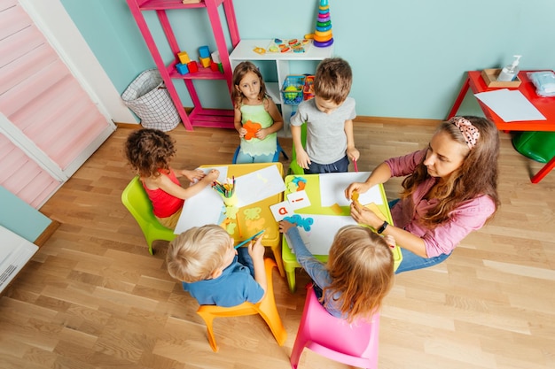 Bonne petite fille montrant son dessin à la caméra