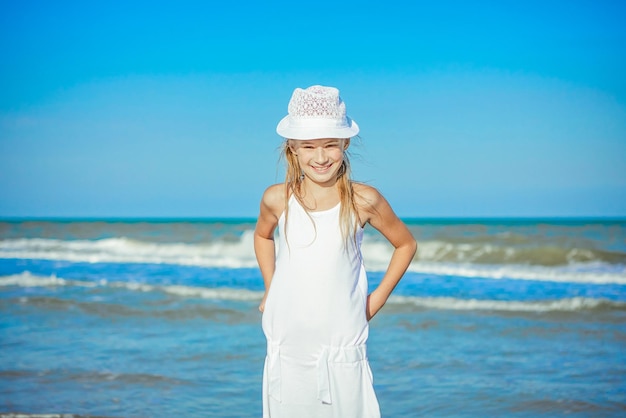 Bonne petite fille sur la plage