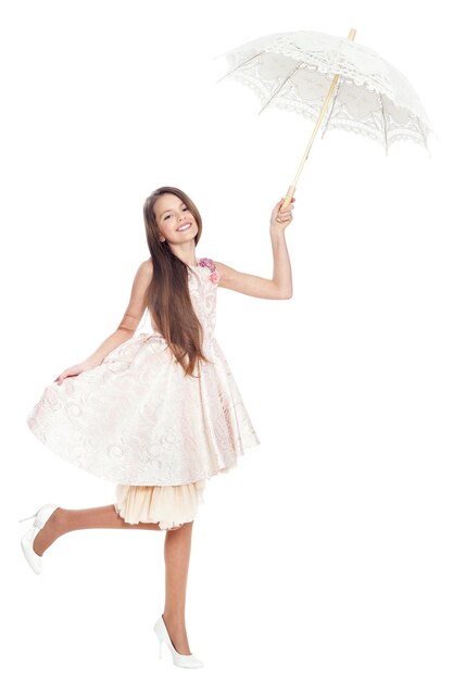 Bonne petite fille posant avec parapluie isolé sur fond blanc