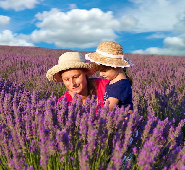 Bonne petite fille avec sa mère sont dans un champ de lavande