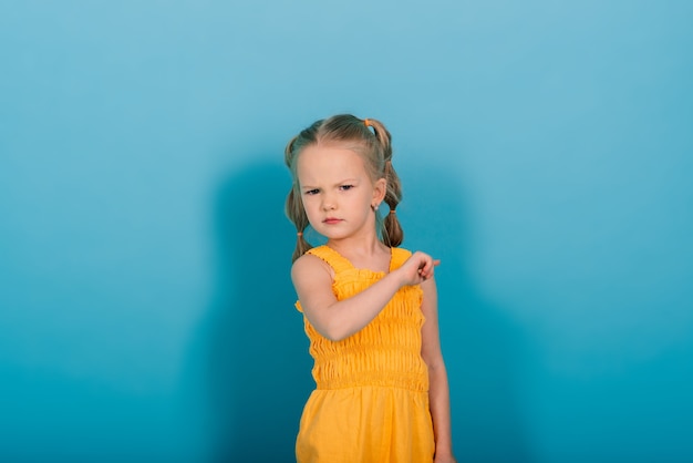 Bonne petite fille, tourné en studio. Émotions d'enfants, blonde souriante.