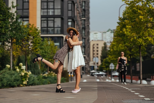 Bonne rencontre de deux amis étreignant dans la rue