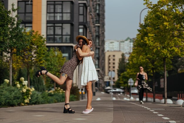 Bonne rencontre de deux amis étreignant dans la rue