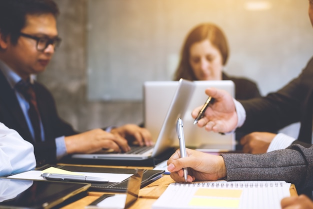 bonne réunion de travail d&#39;équipe dans le bureau. Travail réussi