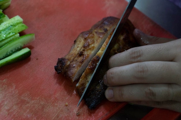 la bonne technique pour couper du poulet dans un restaurant