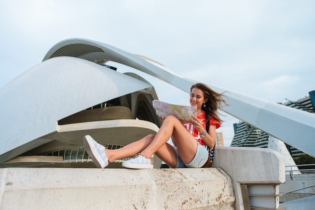 Bonne touriste femme avec une carte de la cité des arts et des sciences de Valence