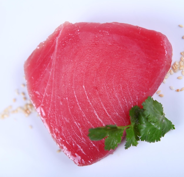 Bonne viande de thon frais à fond blanc