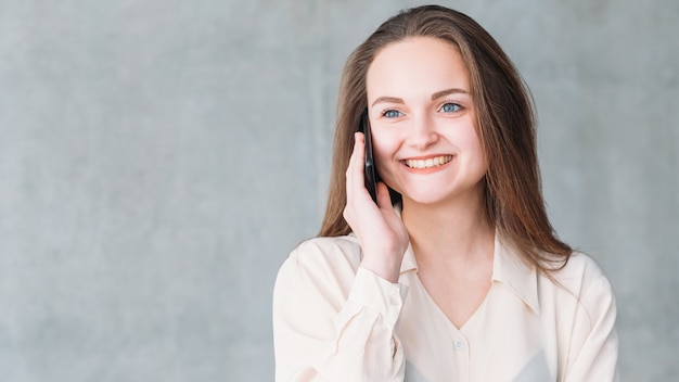 Bonnes nouvelles. La communication. Heureuse belle femme parlant au téléphone