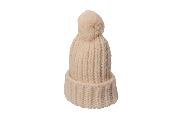 Bonnet beige avec pompon isolé sur fond blanc