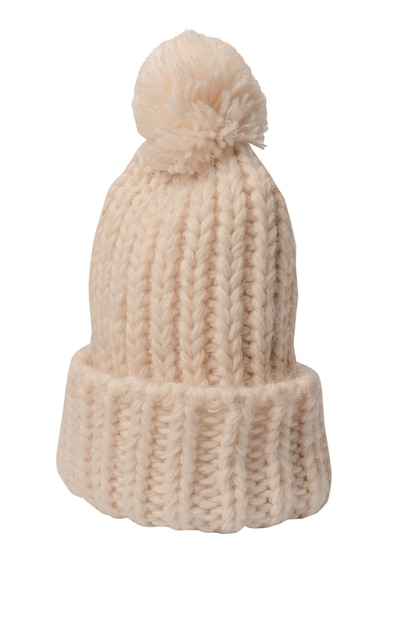 Bonnet beige avec pompon isolé sur fond blanc