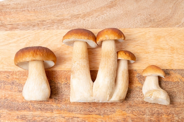 Bonnet brun Boletus Edulis sur une planche à découper