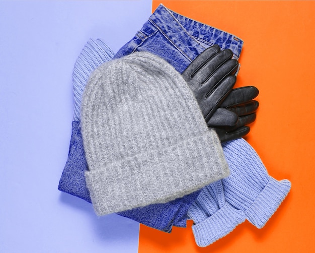 Bonnet d'hiver en laine, pull, gants en cuir, jeans