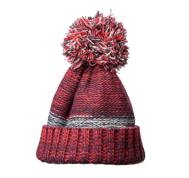 Bonnet d'hiver en tricot rouge-noir avec pompon isolé sur fond blanc, vêtements confortables