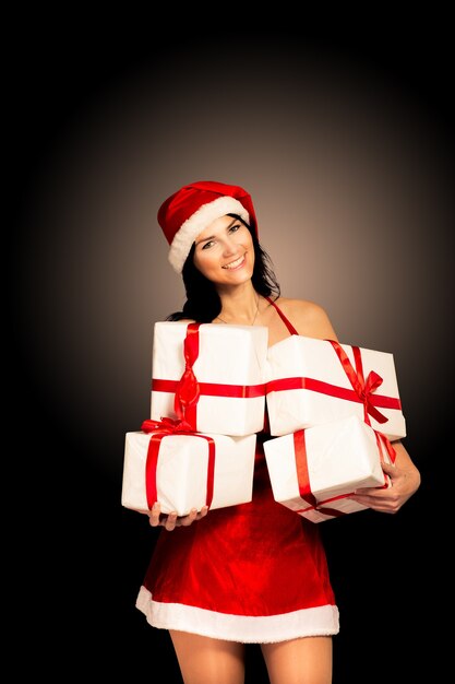 Bonnet de Noel Femme de Noël tenant des cadeaux de Noël souriant heureux et excité