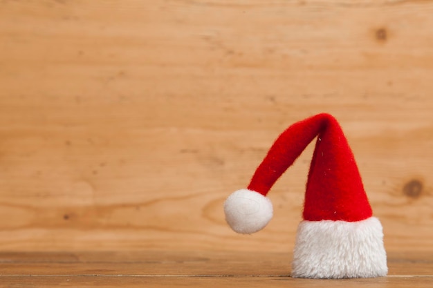 Bonnet de Noel sur un fond en bois