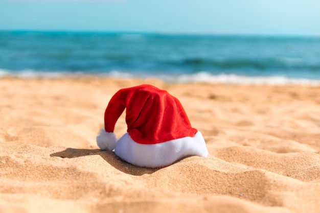 Bonnet de Noel sur une plage de la mer tropicale.