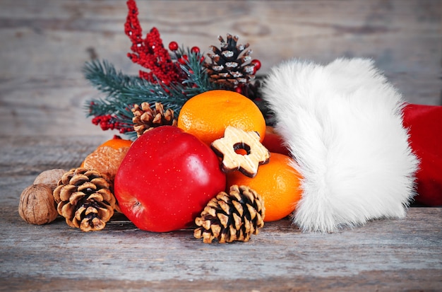 Bonnet de Noel rempli de gros plan de cadeaux de Noël