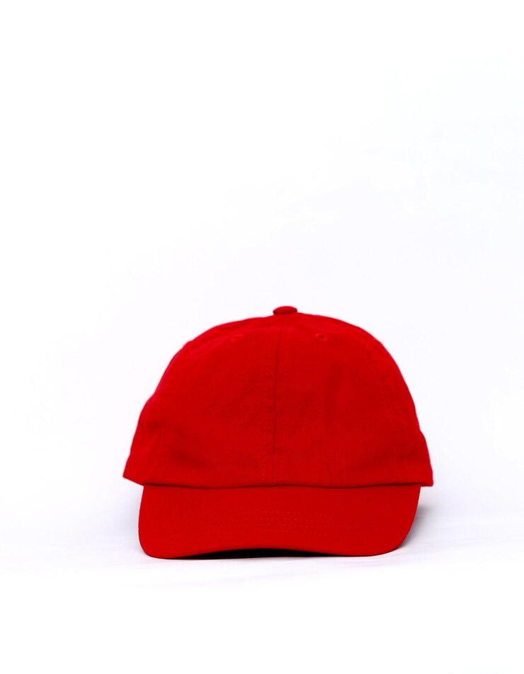 Photo bonnet rouge isolé sur blanc