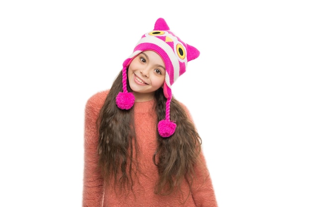 Bonnet tricoté enfant isolé sur blanc hiver froid vêtements chauds et accessoire de mode pour les enfants activité de l'enfance heureuse petite fille en chapeau à oreillettes motif drôle vacances d'hiver merveille