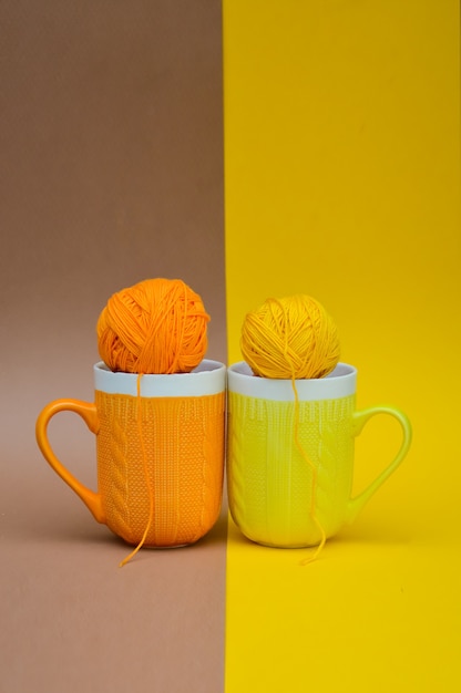 Bonnets jaunes et oranges avec un motif tricoté sur fond marron-jaune