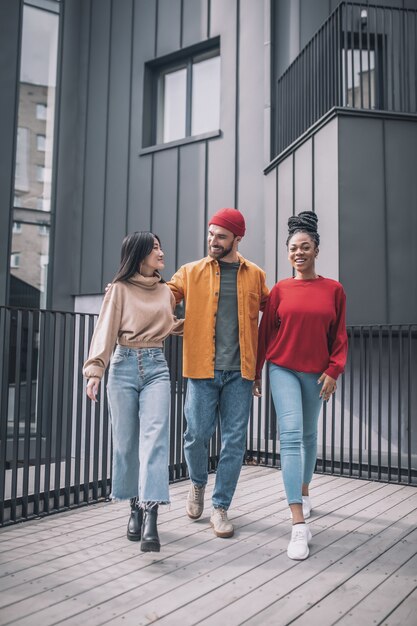 Bons amis. Trois amis marchant ensemble et se sentant bien