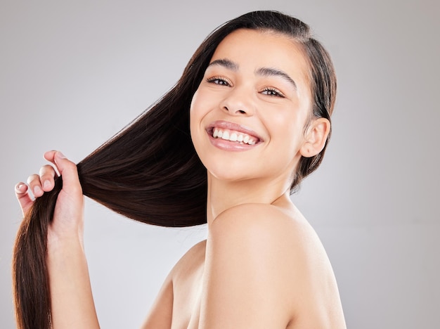 De bons cheveux sont des cheveux sains, peu importe ce que vous percevez. Prise de vue en studio d'une jeune femme aux beaux cheveux longs.