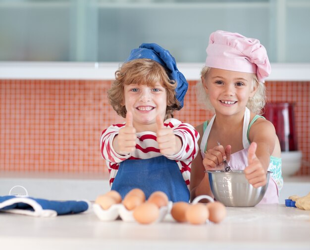 Bons enfants cuire à la maison