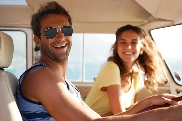 De bons moments en déplacement Beau mâle portant des lunettes souriant et riant avec sa petite amie en arrière-plan