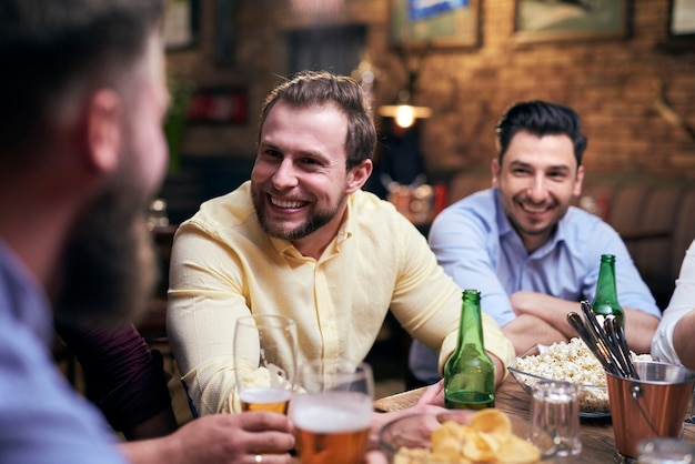 De bons moments avec les meilleurs amis au bar