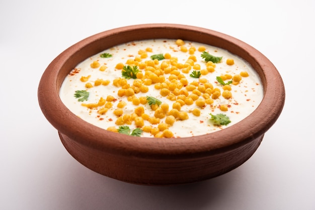 Boondi raita est une variété de plat d'accompagnement nord-indien à base de yaourt épicé et de boondi ou de boulettes de farine de gramme frites croustillantes