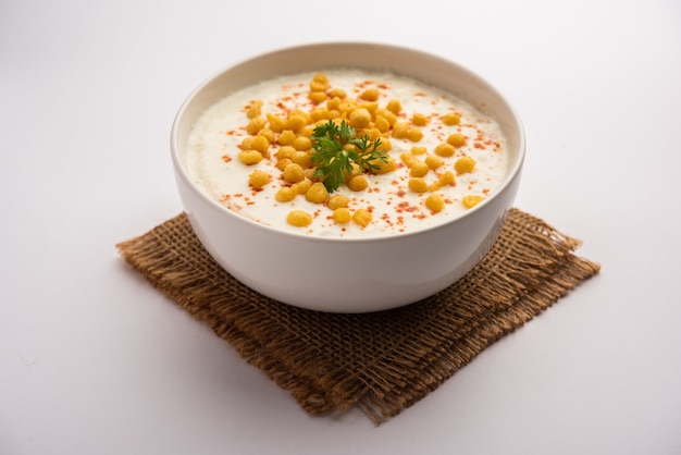 Boondi raita est une variété de plat d'accompagnement nord-indien à base de yaourt épicé et de boondi ou de boulettes de farine de gramme frites croustillantes