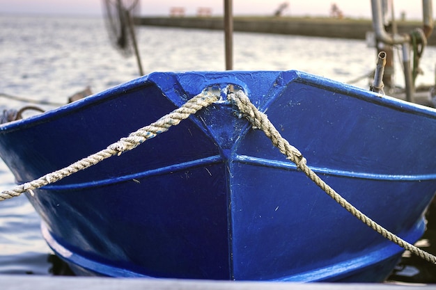 Boot mit Seilen im Wasser