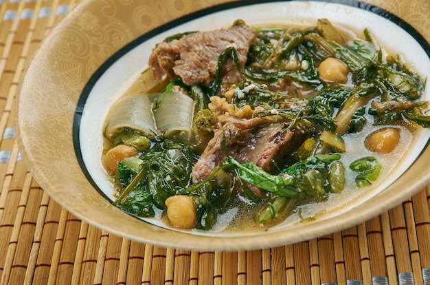 Boraniye - plat turc, épinards cuits à la vapeur avec de la viande et du yaourt