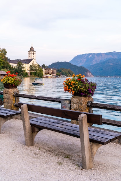 Photo bord de l'eau de st. wolfgang avec lac wolfgangsee, autriche