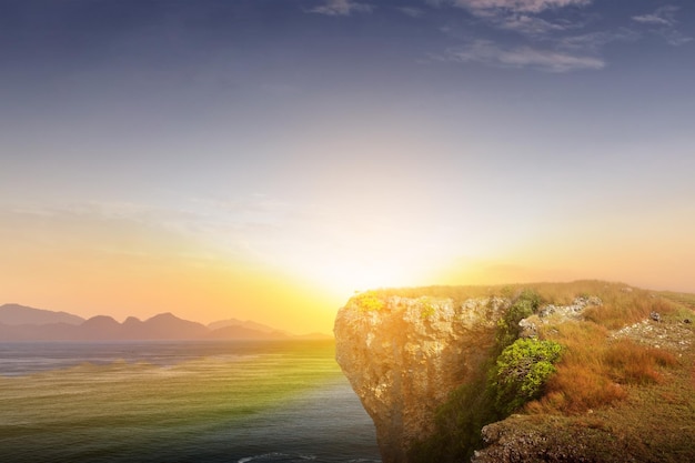 Bord d'une falaise avec vue sur l'océan