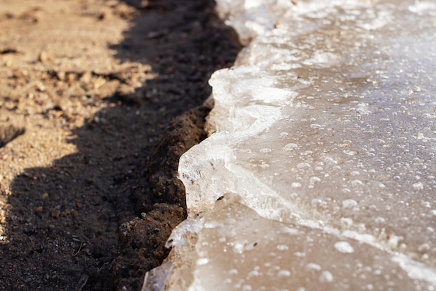 Bord de glace sur le sable de la plage