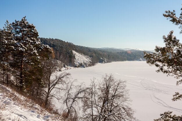 Bord de lac pittoresque en hiver