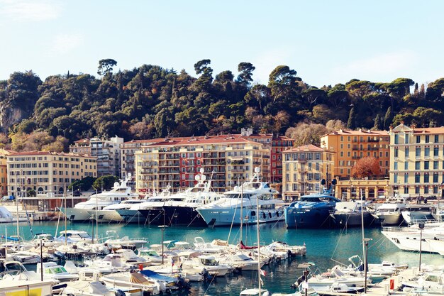 Bord de mer et bateaux au port de Nice