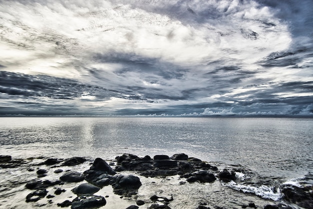 Bord de mer, côte de l'océan Atlantique, panorama avec effet dramatique artistique