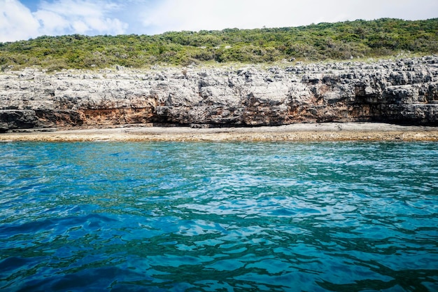 Bord de mer d'été avec falaises, côte rocheuse à l'après-midi ensoleillé