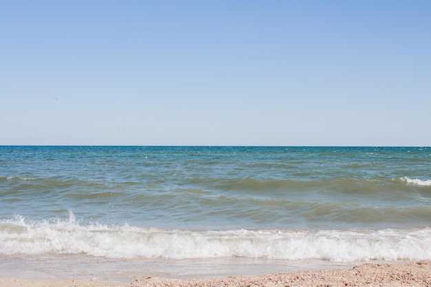 Bord de mer et horizon de ciel bleu