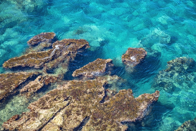 Bord de mer et paysage marin. Eau bleue pure de la mer Tyrrhénienne en Italie, en Sicile. Image de l'environnement.